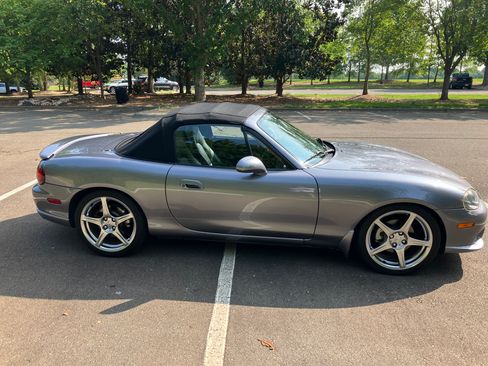 Used 2004 MAZDA MX-5 Miata MAZDASPEED w/ Grand Touring Pkg RWD image 2