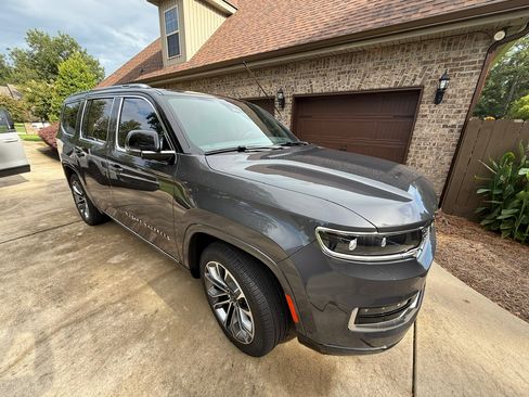 Used 2024 Jeep Grand Wagoneer Series III image 5