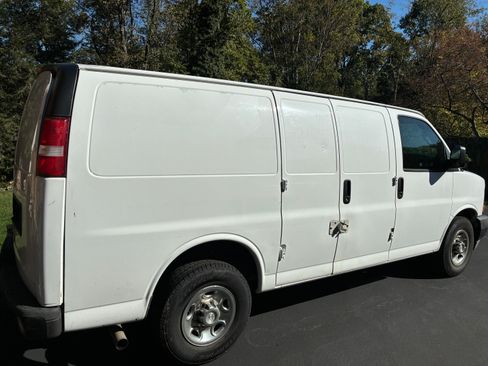 Used 2017 Chevrolet Express 2500 image 5