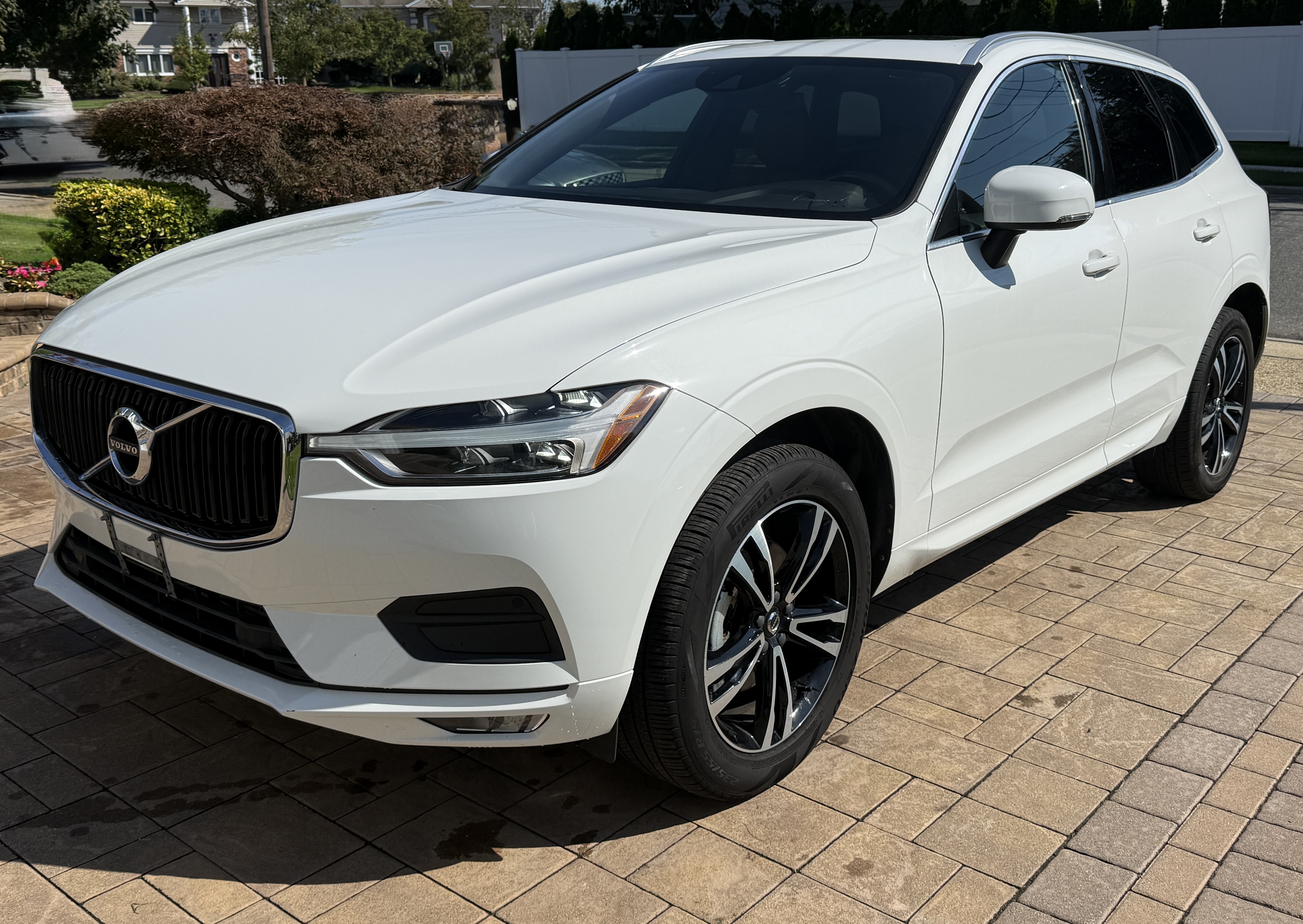 Used 2021 Volvo XC60 T5 Momentum w/ Protection Package AWD/4WD image 1