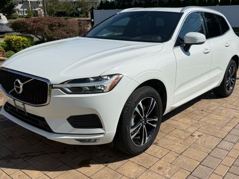 Used 2021 Volvo XC60 T5 Momentum w/ Protection Package AWD/4WD image 1
