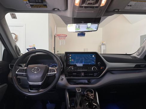Used 2023 Toyota Highlander Platinum FWD image 6