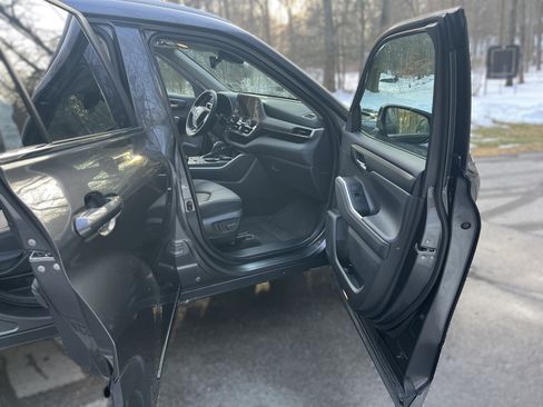 Used 2025 Toyota Highlander XLE image 6