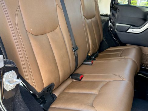 Used 2015 Jeep Wrangler Unlimited Rubicon w/ Connectivity Group AWD/4WD image 8