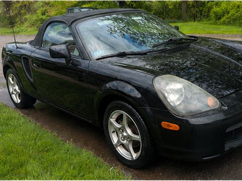 Used 2001 Toyota MR2 RWD image 2