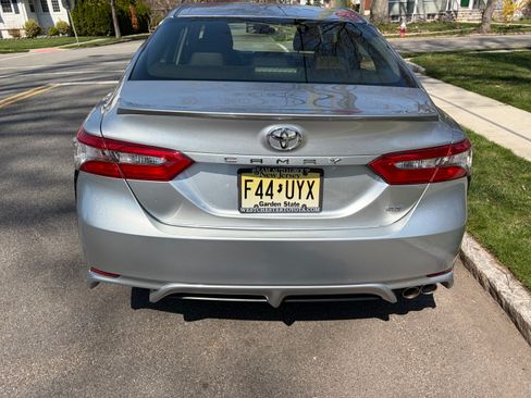 Used 2018 Toyota Camry SE image 6
