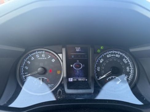 Used 2017 Toyota Tacoma TRD Off-Road image 5