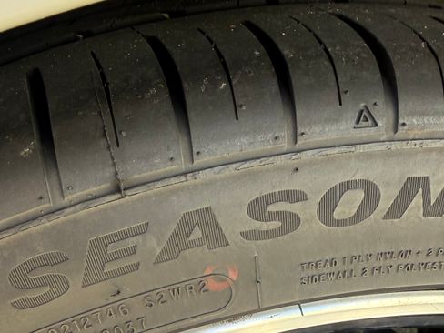 Used 2020 Lincoln MKZ w/ Convenience Package image 16