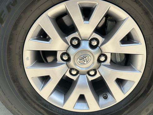 Used 2017 Toyota Tacoma SR5 w/ Tow Package RWD image 22