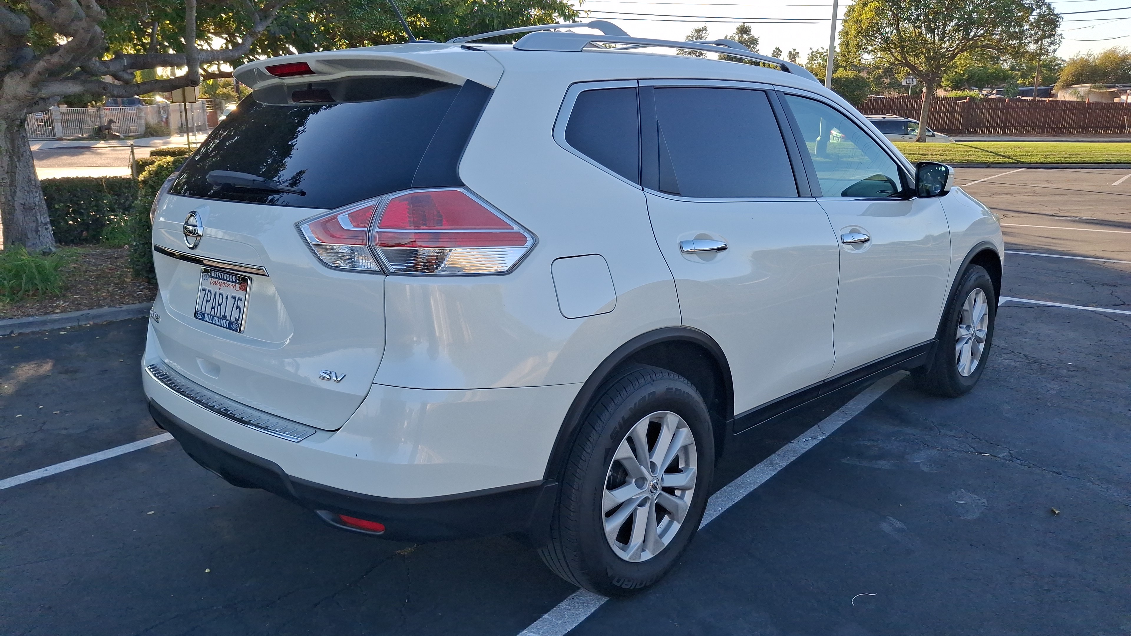 Used 2015 Nissan Rogue SV w/ SV Moonroof Package FWD image 4