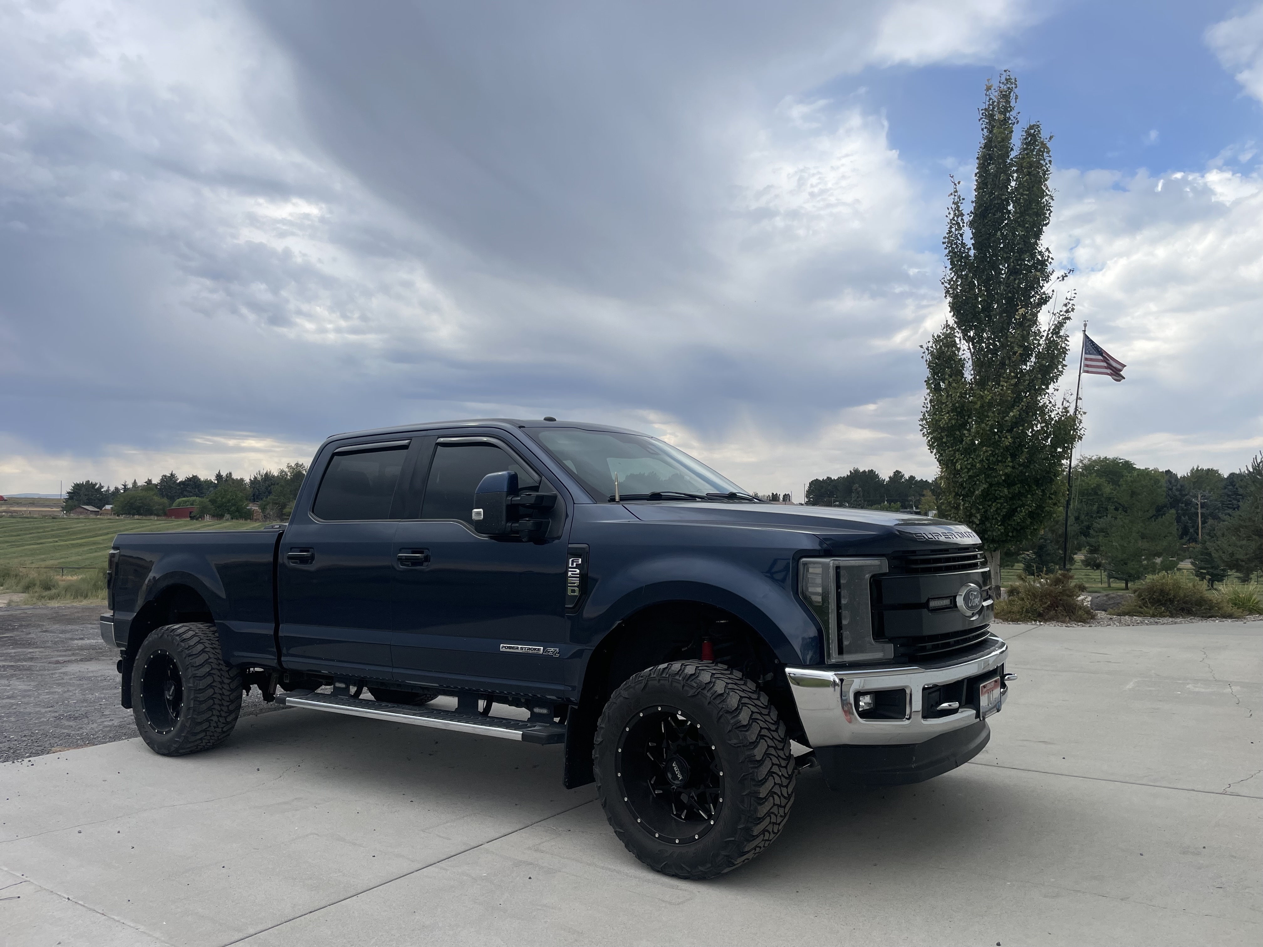 Used 2017 Ford F250 Lariat w/ Lariat Ultimate Package AWD/4WD image 1