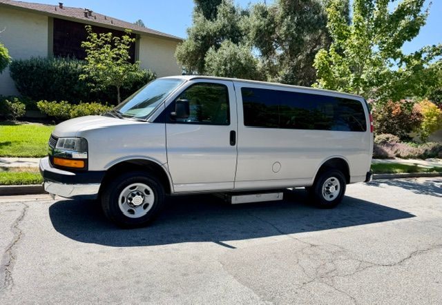 Used 2008 Chevrolet Express 3500 Passenger w/ LT Preferred Equipment Group RWD image 9