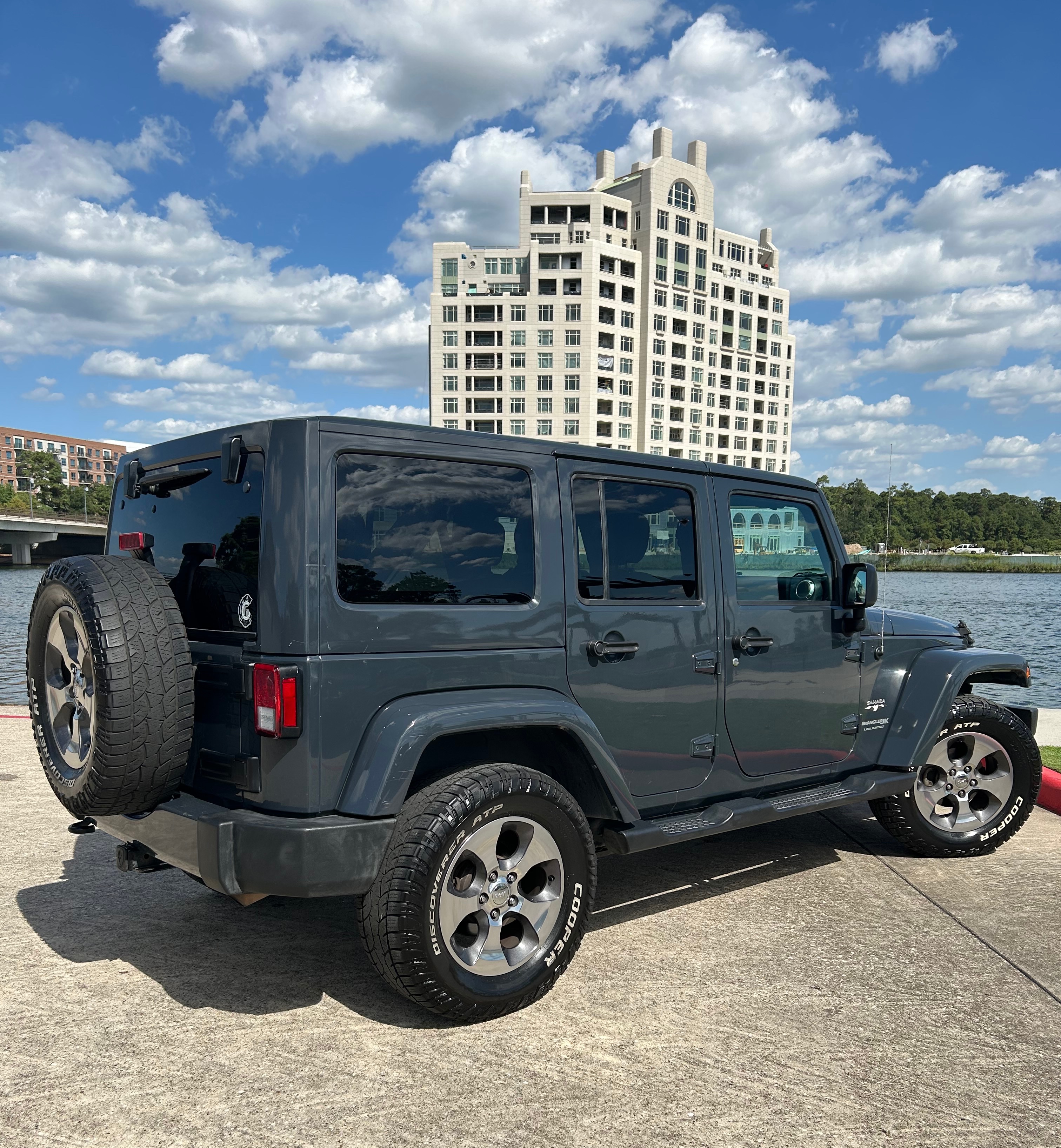 Used 2018 Jeep Wrangler Unlimited Sahara AWD/4WD image 4