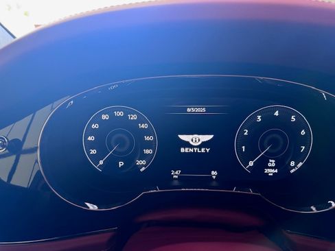 Used 2021 Bentley Bentayga image 29