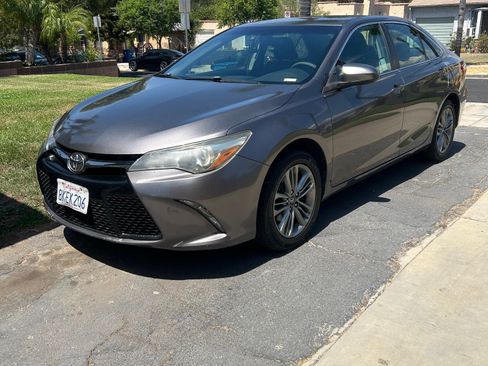 Used 2017 Toyota Camry SE FWD image 2