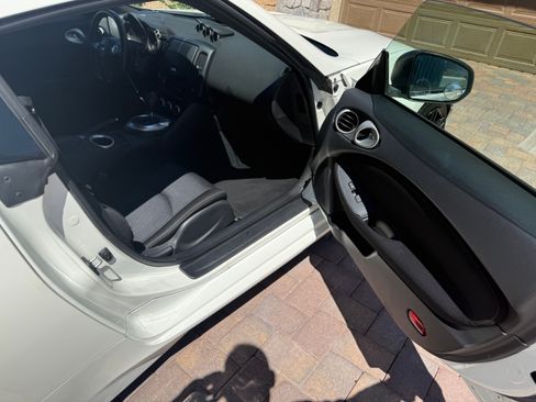 Used 2010 Nissan 370Z Coupe RWD image 9