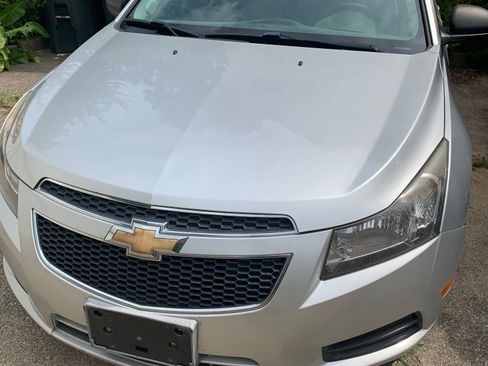 Used 2013 Chevrolet Cruze LS image 2