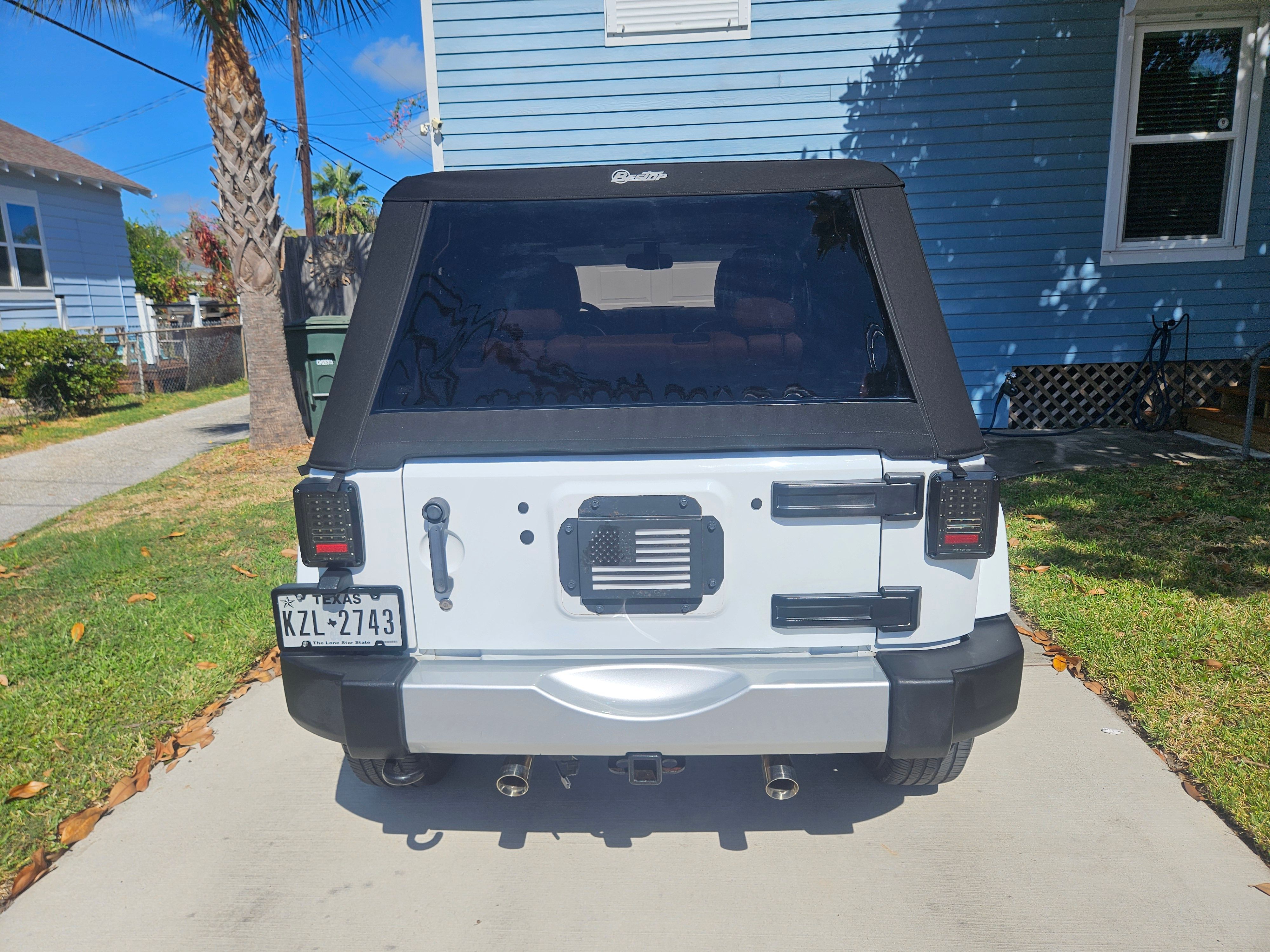 Used 2015 Jeep Wrangler Unlimited Sahara w/ Connectivity Group AWD/4WD image 13