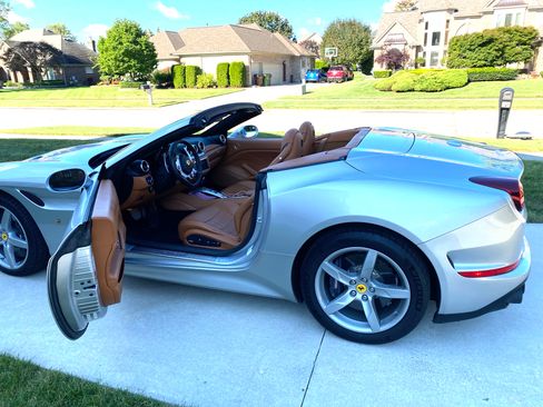 Used 2015 Ferrari California T image 8