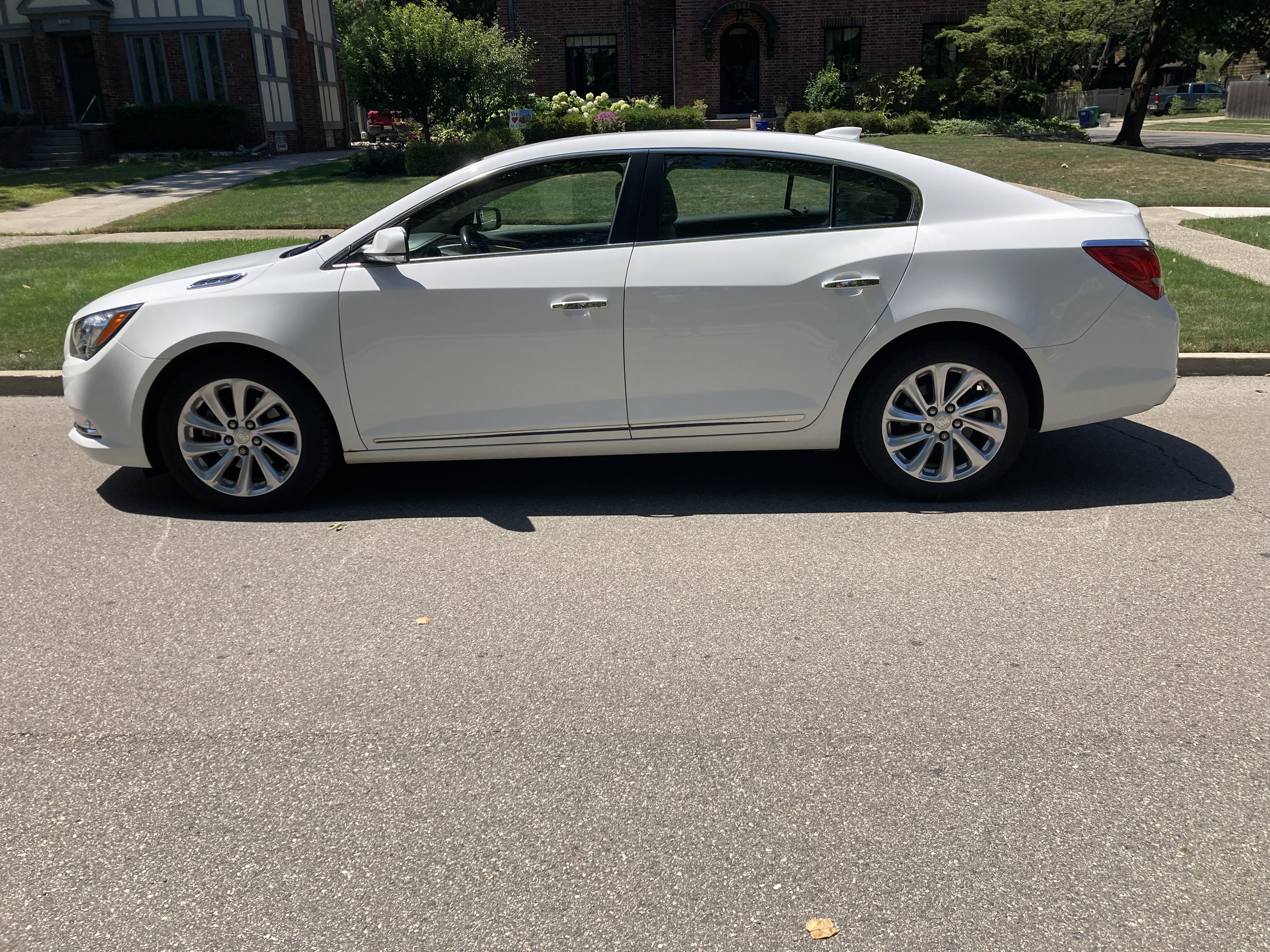 Used 2016 Buick LaCrosse Leather w/ Experience Buick Package FWD image 4
