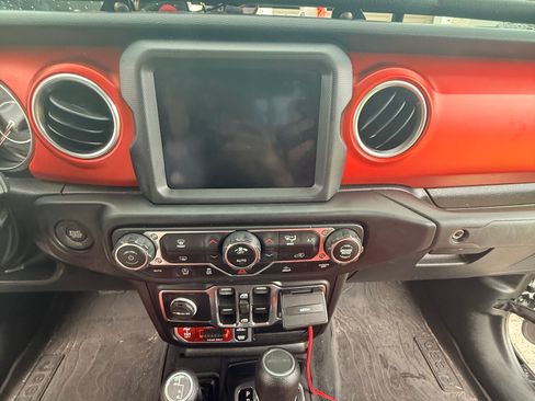 Used 2022 Jeep Gladiator Rubicon AWD/4WD image 9