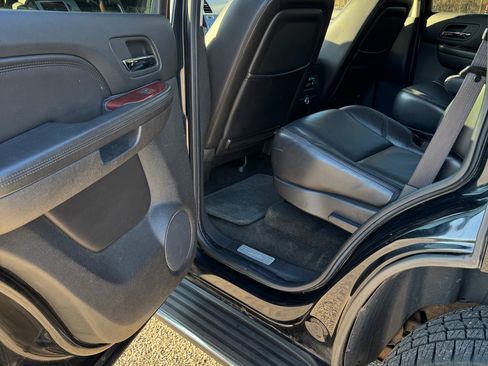 Used 2007 Cadillac Escalade AWD w/ Information Package image 11