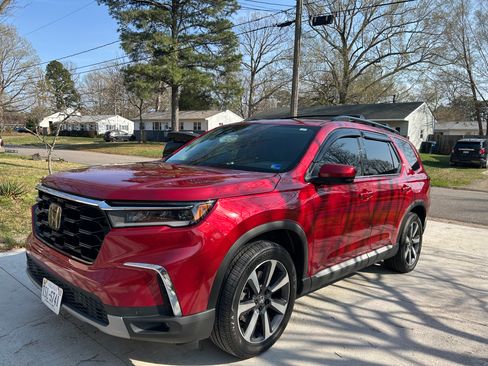 Used 2023 Honda Pilot Touring image 1