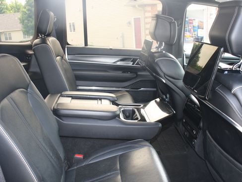 Used 2023 Jeep Grand Wagoneer Series II AWD/4WD image 13
