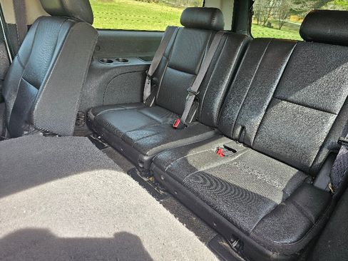 Used 2013 Chevrolet Suburban LTZ image 9