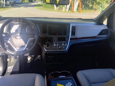 Used 2017 Toyota Sienna Limited Premium AWD/4WD image 6