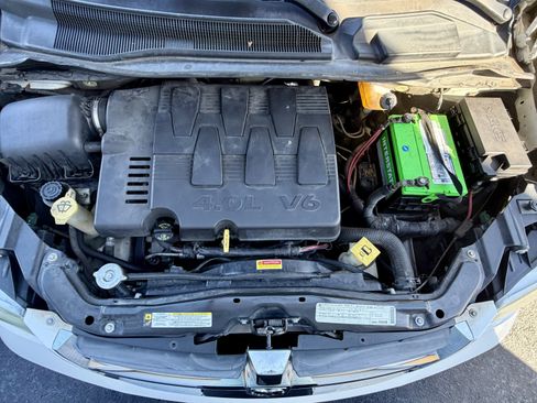 Used 2010 Dodge Grand Caravan SXT image 20