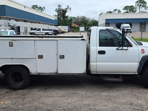 Used 2005 Chevrolet Silverado 3500 2WD Regular Cab w/ Heavy-Duty Power Package image 2