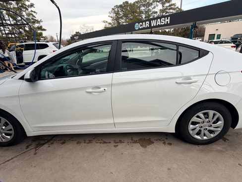 Used 2019 Hyundai Elantra SE w/ Cargo Package image 12