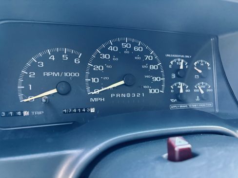 Used 1999 Chevrolet Suburban 4WD w/ Preferred Equipment Group 2 image 10