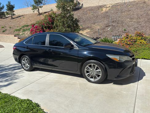 Used 2016 Toyota Camry SE image 1