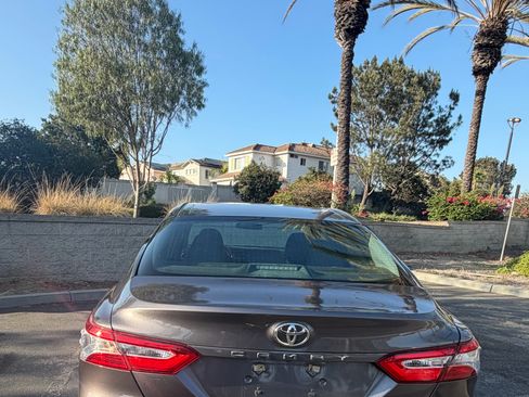 Used 2018 Toyota Camry LE FWD image 5
