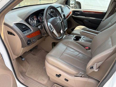 Used 2015 Chrysler Town & Country Touring-L w/ Driver Convenience Group image 10