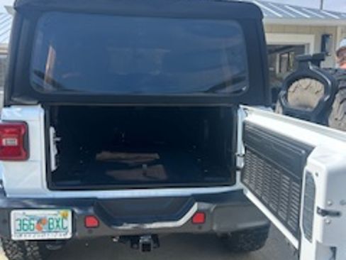 Used 2018 Jeep Wrangler Unlimited Sahara AWD/4WD image 5
