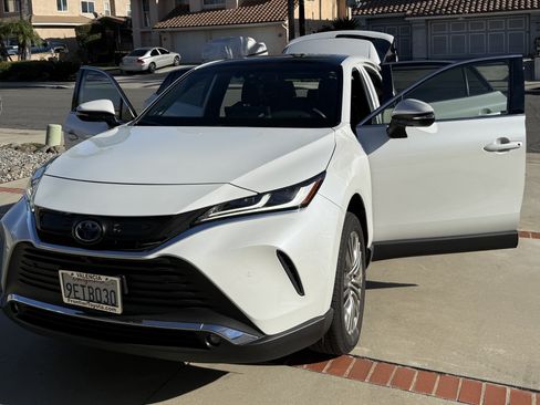 Used 2023 Toyota Venza Limited image 22