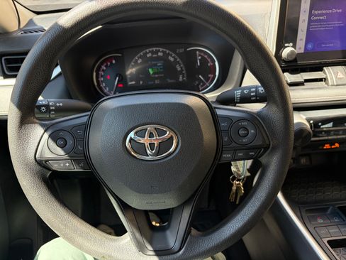 Used 2023 Toyota RAV4 LE FWD image 9
