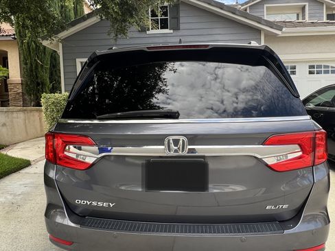 Used 2018 Honda Odyssey Elite image 2