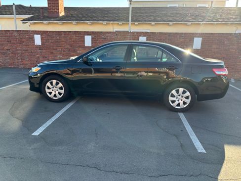 Used 2010 Toyota Camry LE image 4