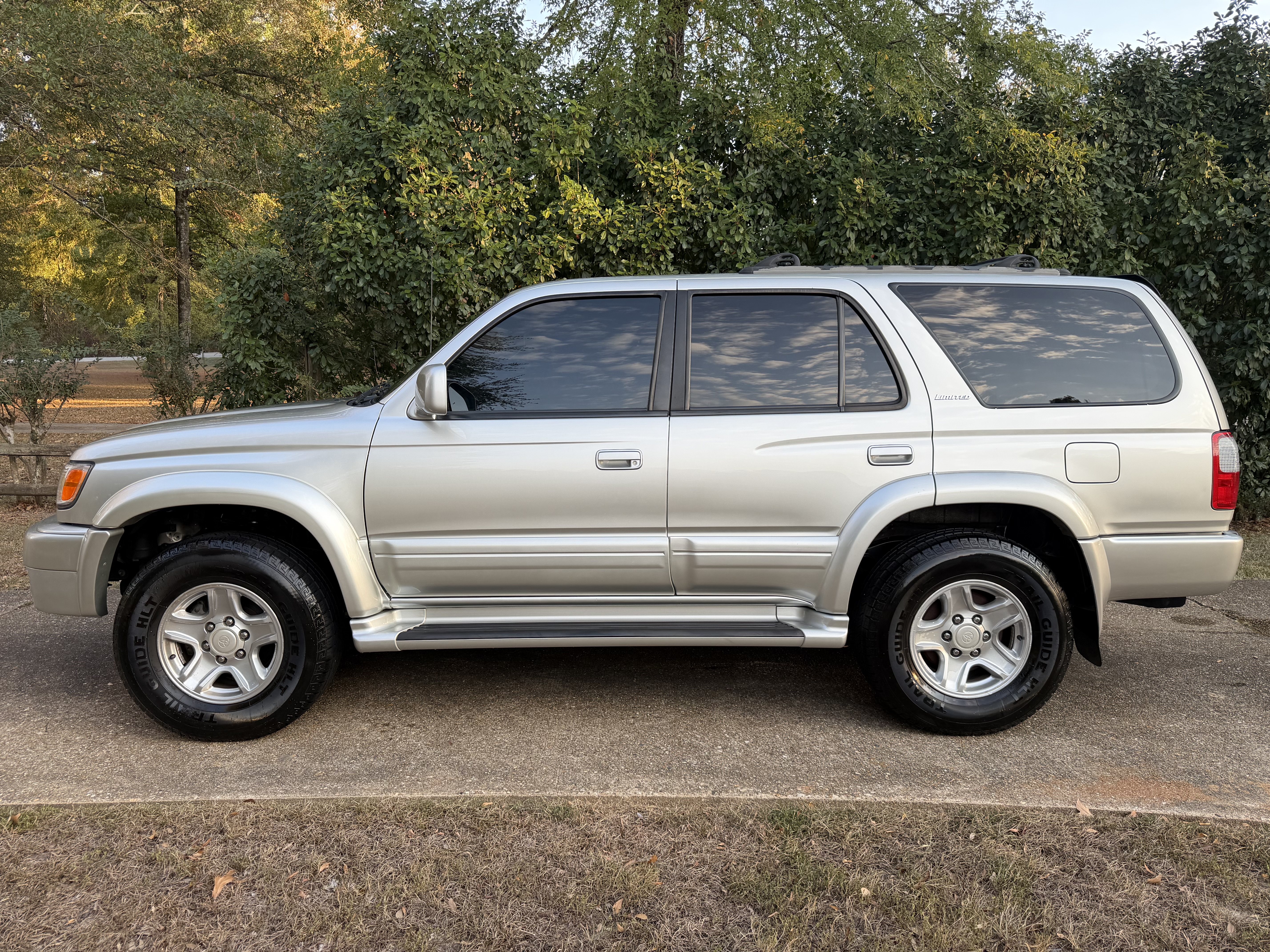 Used 2000 Toyota 4Runner Limited AWD/4WD image 1