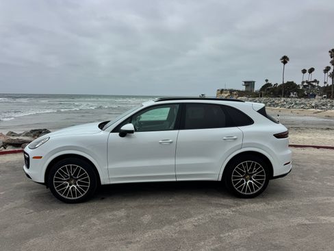 Used 2021 Porsche Cayenne AWD/4WD image 1