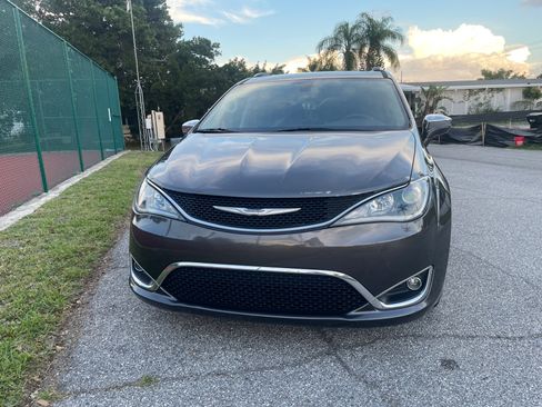 Used 2018 Chrysler Pacifica Limited FWD image 2