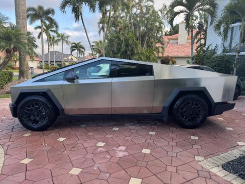 Used 2024 Tesla Cybertruck AWD Crew Cab image 5