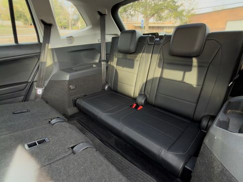 Used 2020 Volkswagen Tiguan SE w/ Panoramic Sunroof Package image 9