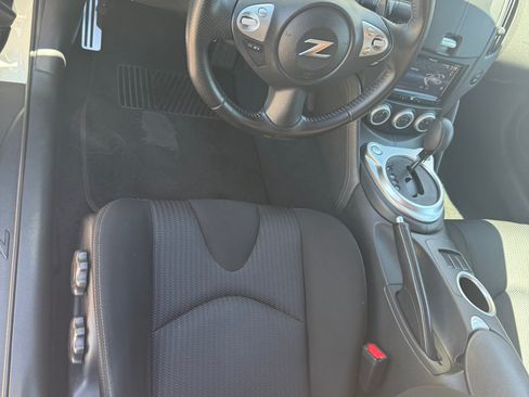 Used 2010 Nissan 370Z Coupe RWD image 8