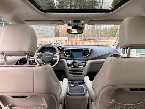 Used 2017 Chrysler Pacifica Limited w/ Advanced Safetytec Group image 12