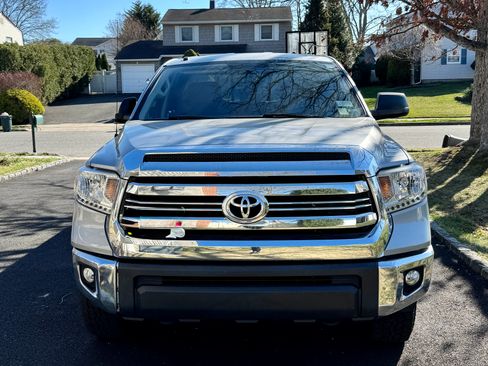 Used 2017 Toyota Tundra SR5 w/ SR5 Upgrade Package AWD/4WD image 2